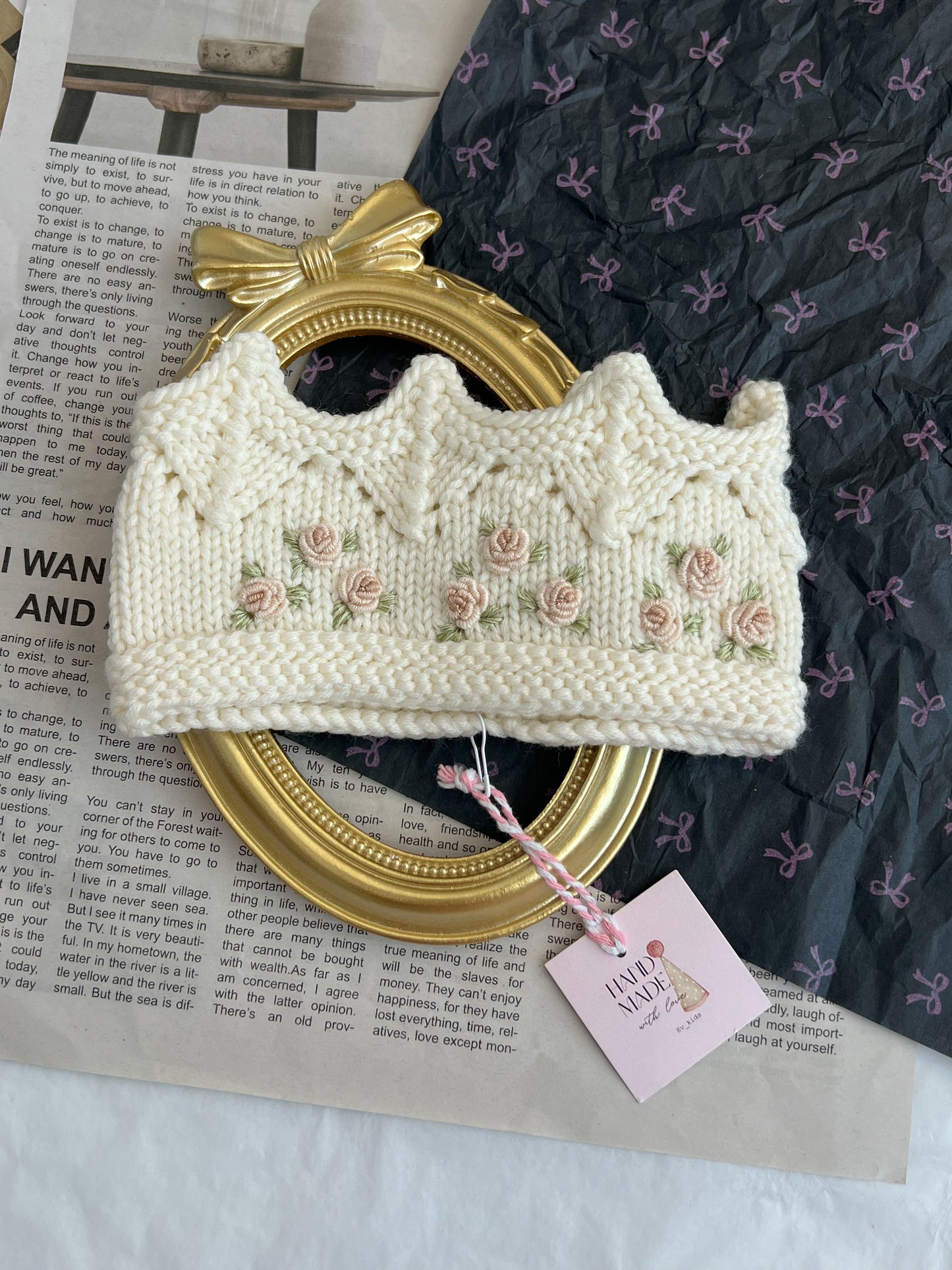 Bentiță tricotată manual tip Coroniță cu Broderie