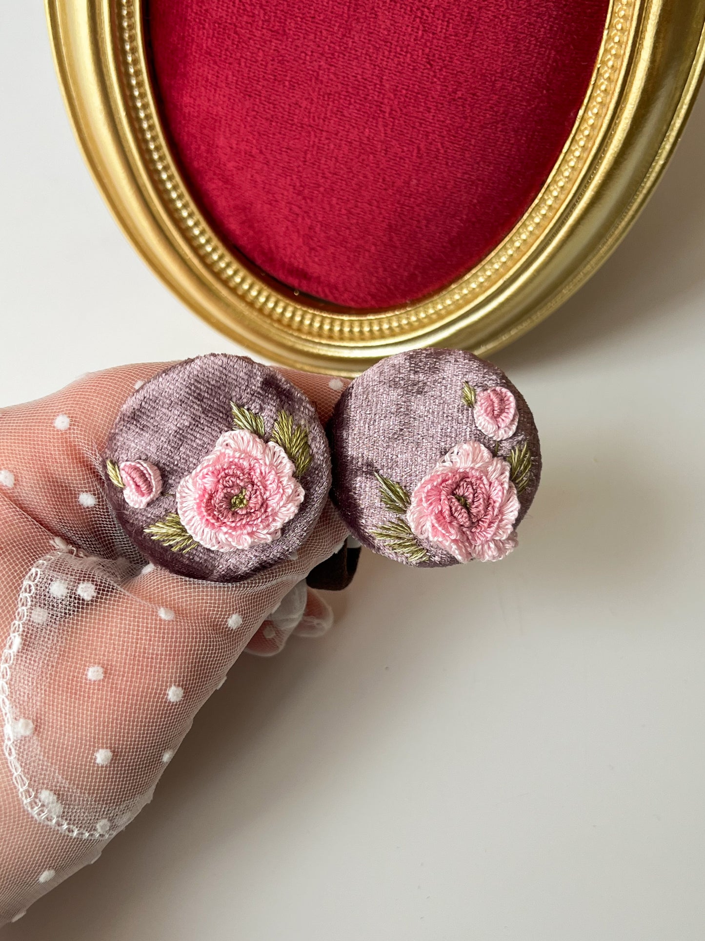 Velvet Bloom — Elastice cu broderie manuală