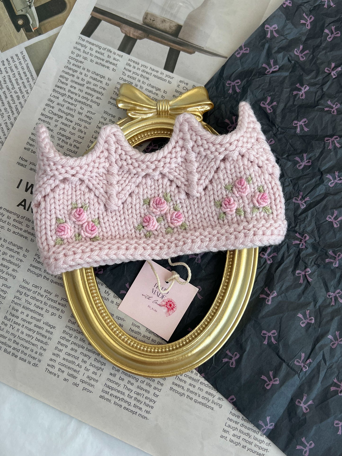 Bentiță tricotată manual tip Coroniță cu Broderie