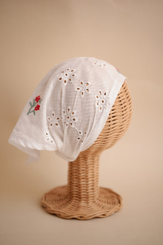 Batista cu broderie flori roșii