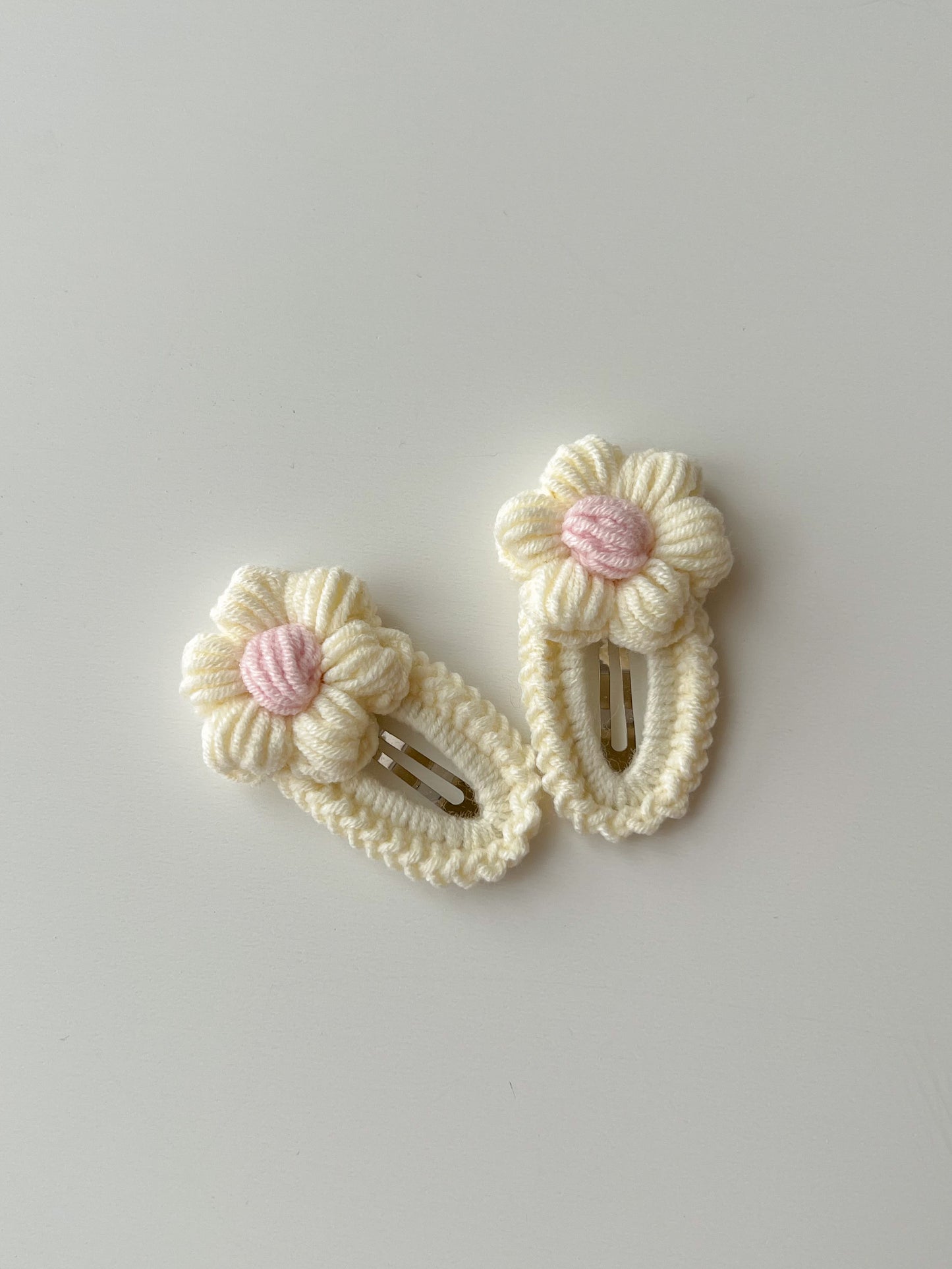 Clame croșetate - floricele pastelate
