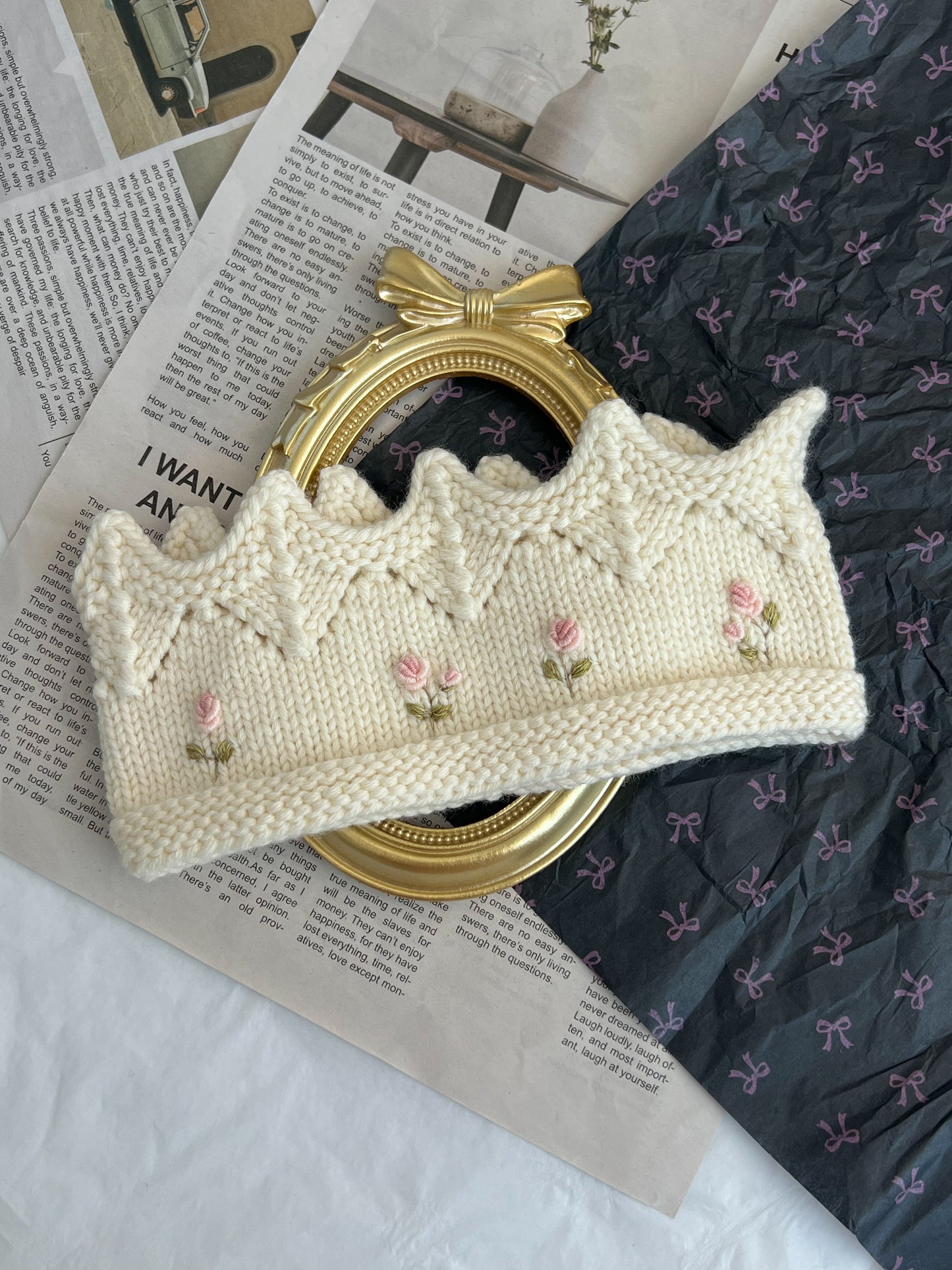 Bentiță tricotată manual tip Coroniță cu Broderie