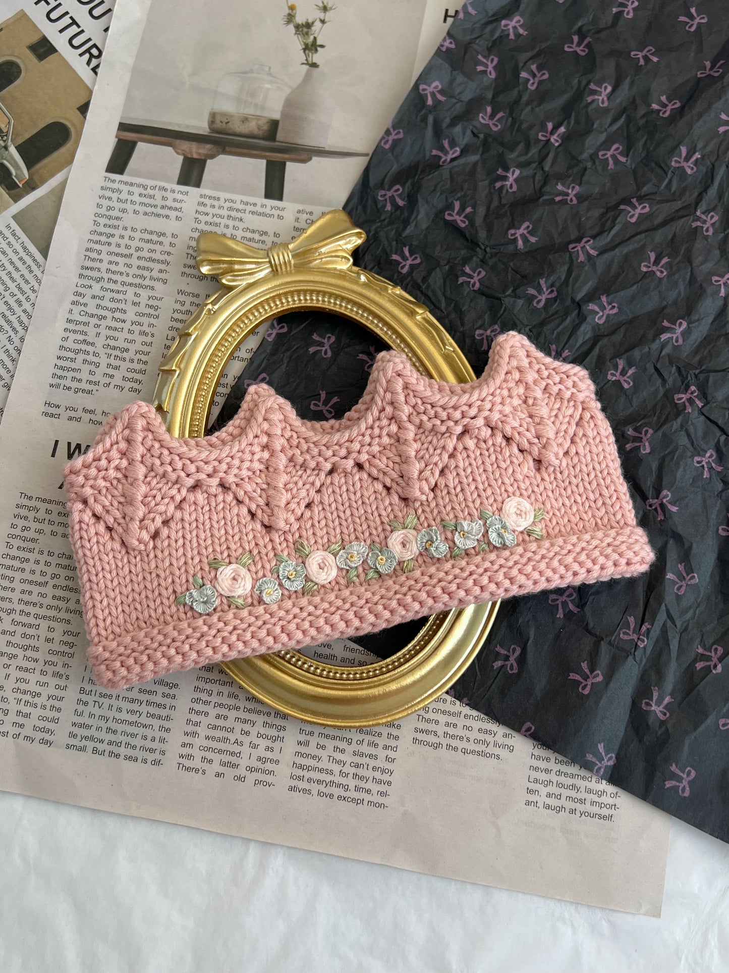 Bentiță tricotată manual tip Coroniță cu Broderie