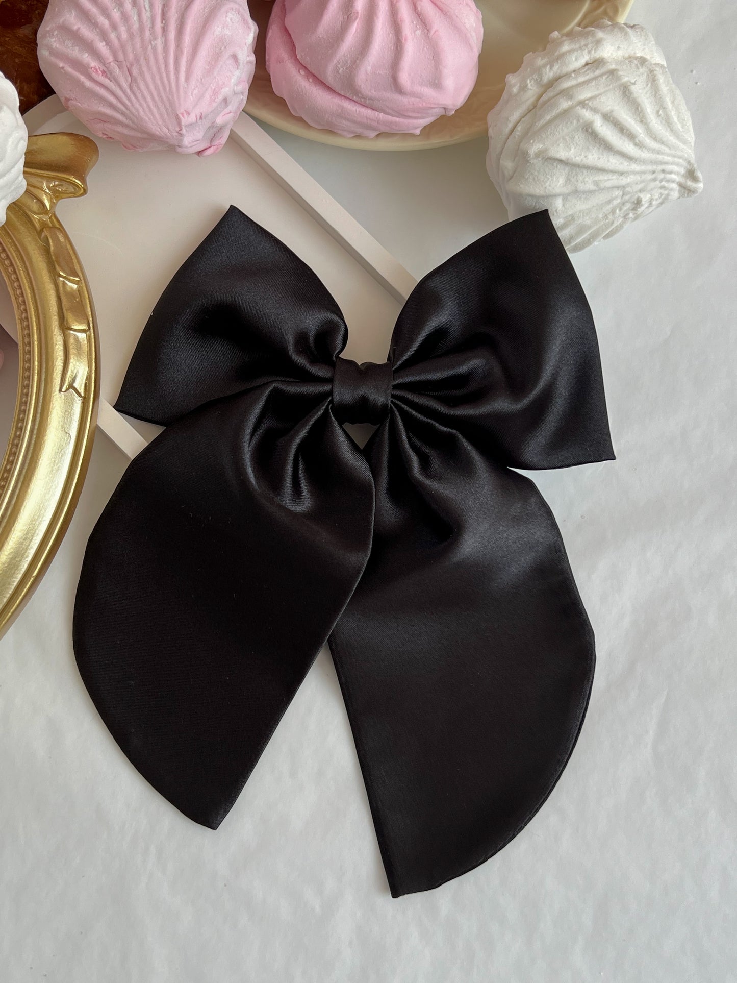 Dark Bow — Agrafă cu Fundă Mare din Satin