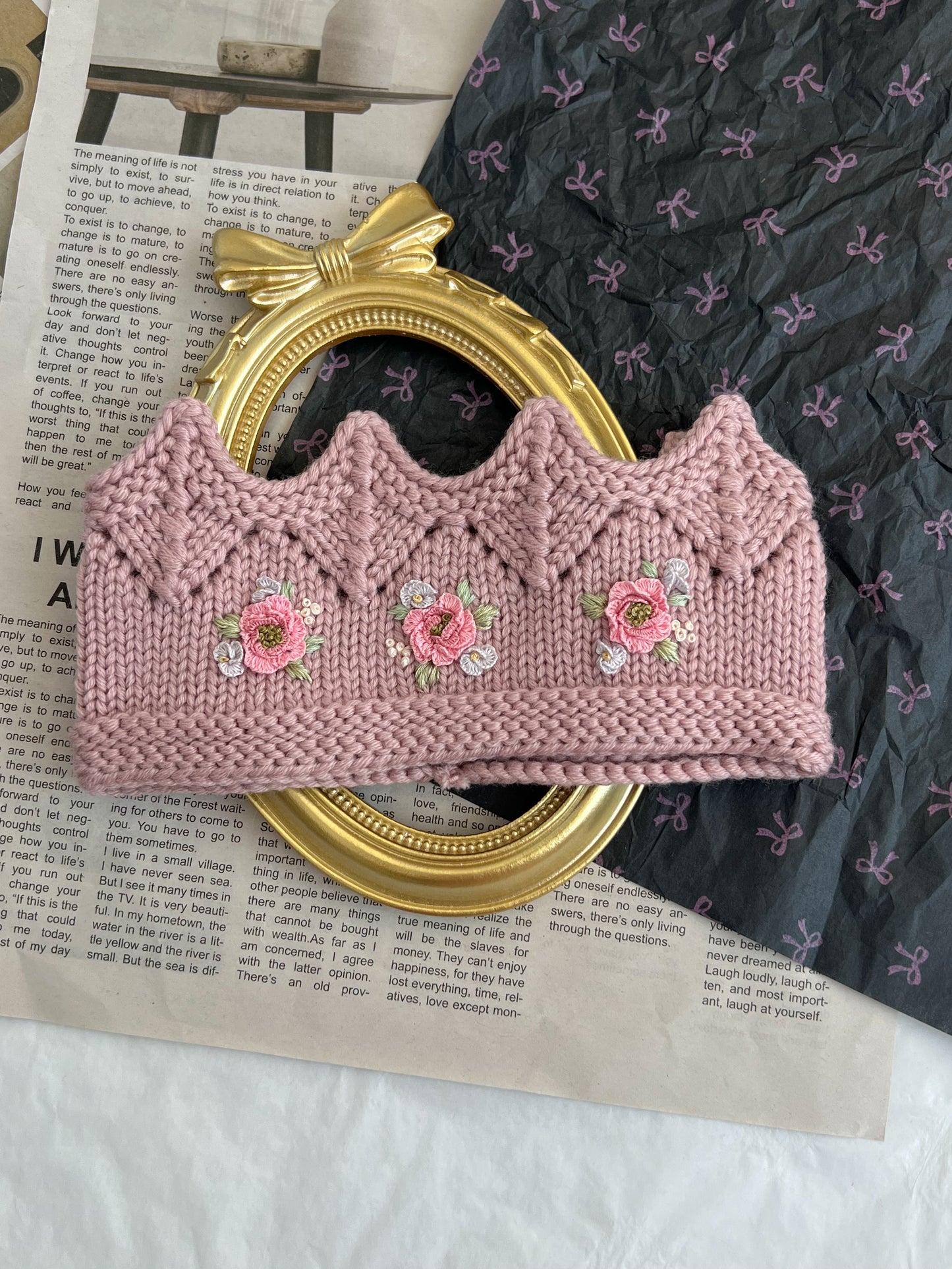 Bentiță tricotată manual tip Coroniță cu Broderie