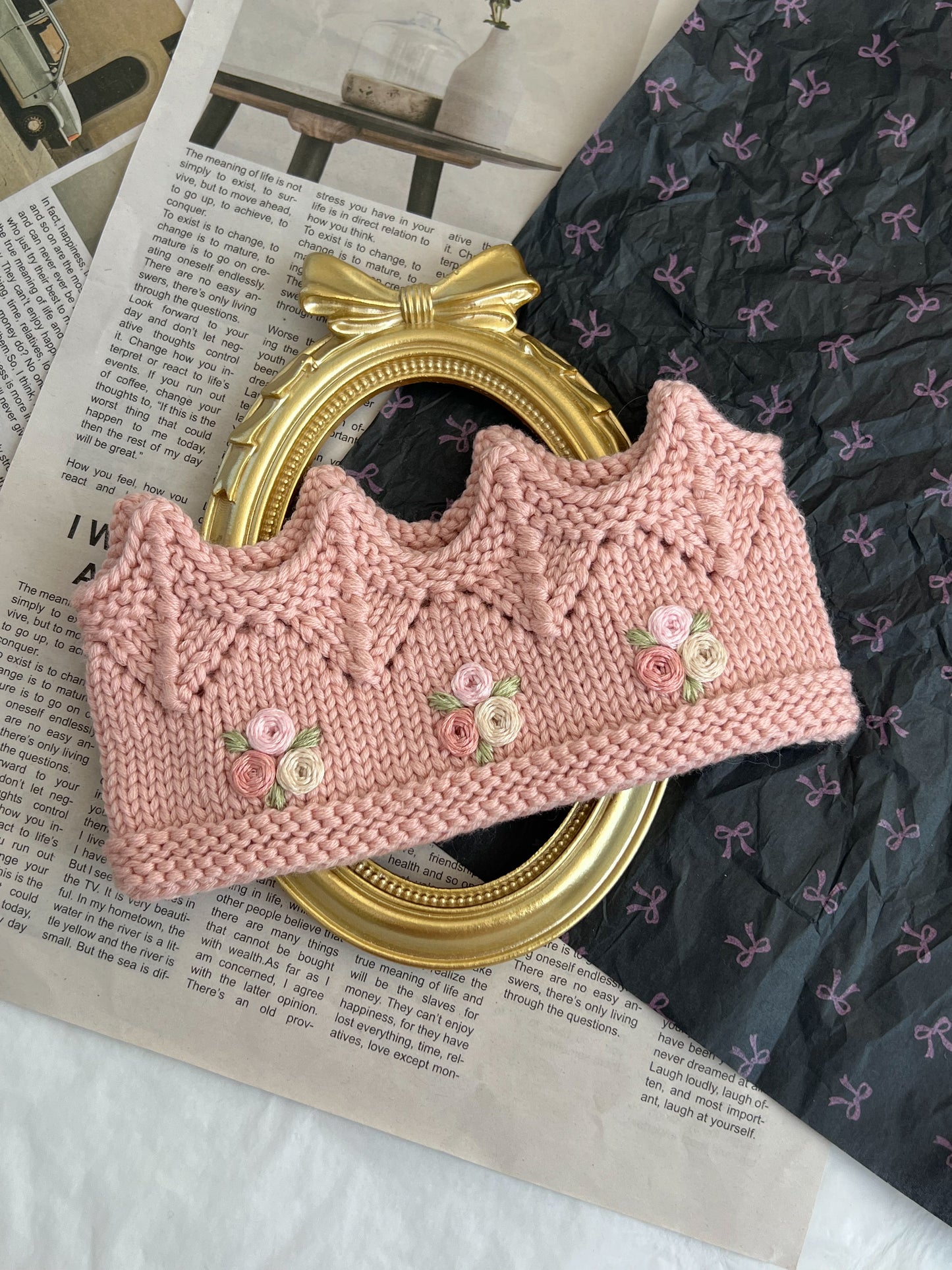 Bentiță tricotată manual tip Coroniță cu Broderie