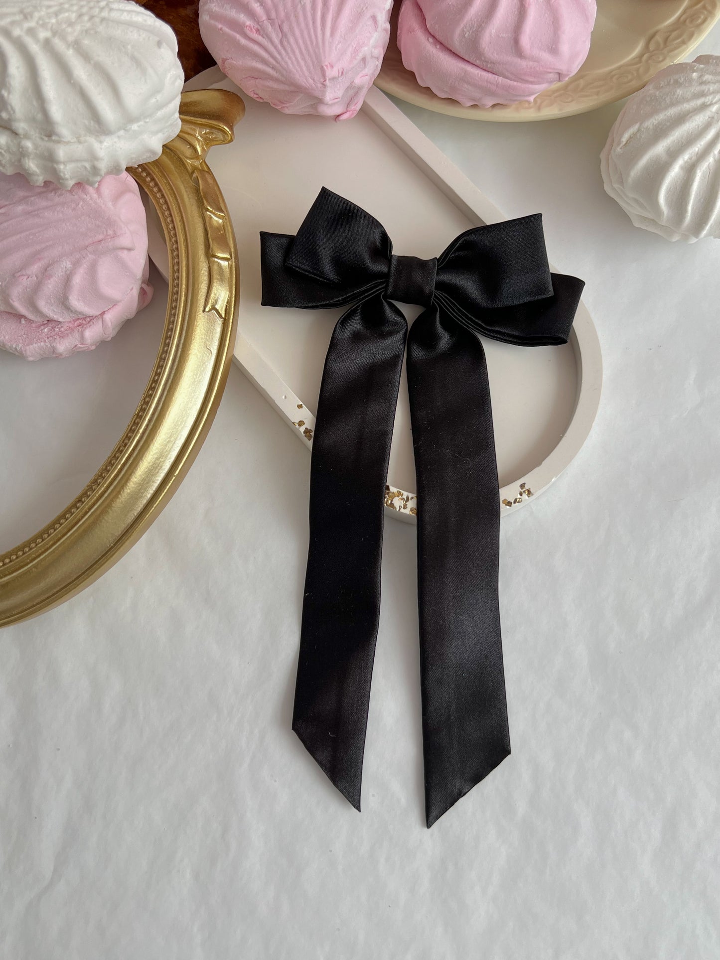 Dark Ribbon — Agrafă cu Fundă din Satin