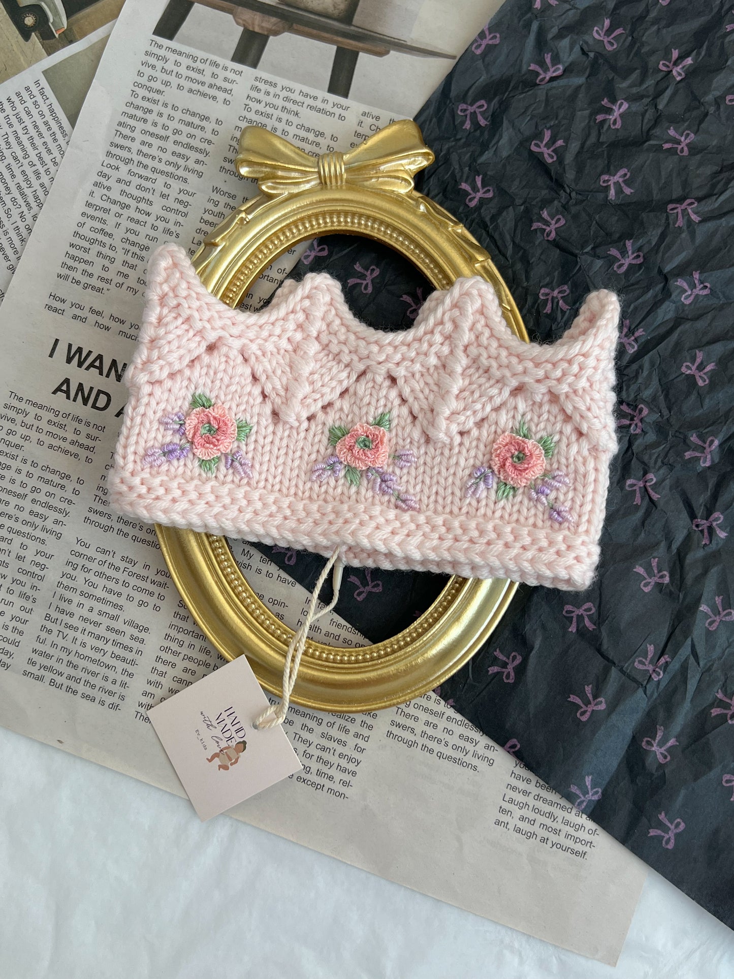Bentiță tricotată manual tip Coroniță cu Broderie
