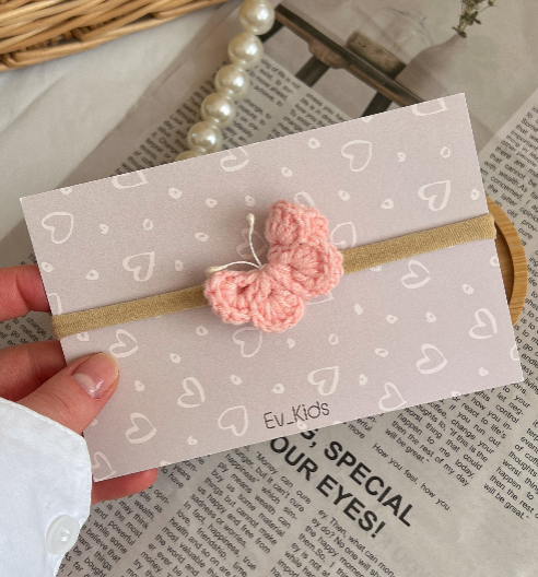 Bentiță pe elastic – Fluture crochet roz baby