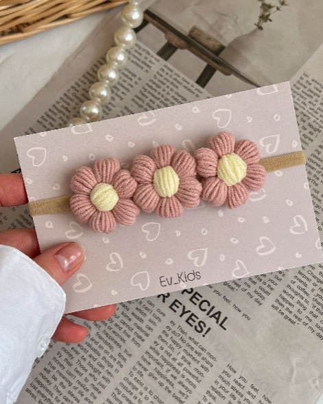 Bentiță pe elastic – Trei floricele crochet roz pudra