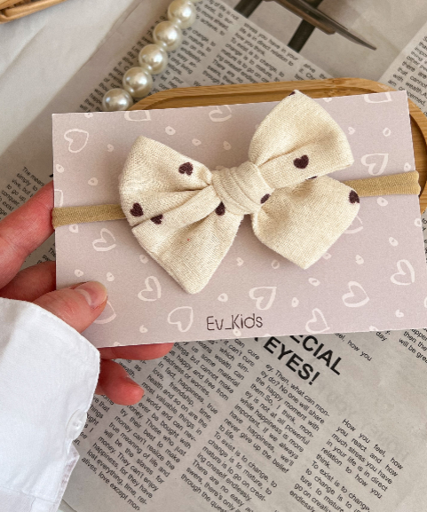 Bentiță pe elastic – Fundiță crem cu inimioare maro