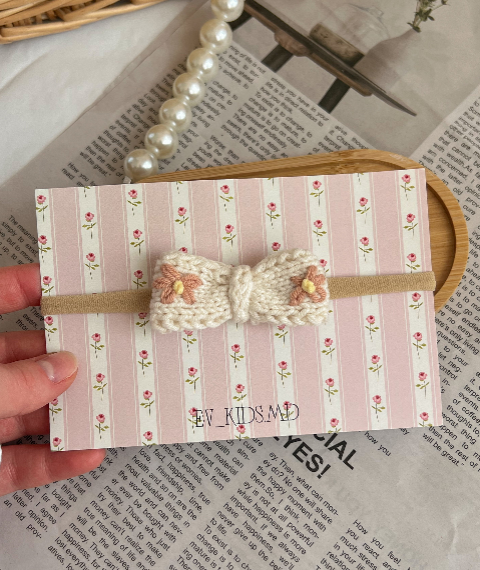 Bentiță pe elastic – Fundiță albă cu floricele