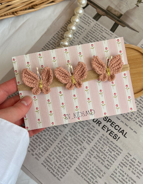 Bentiță pe elastic – Fluturi crochet roz mauve