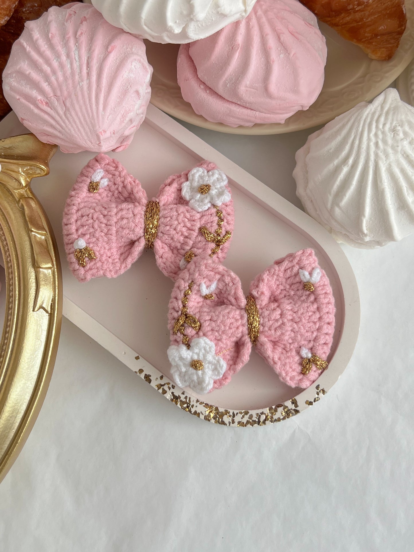 Blossom Bow — Agrafă Croșetată