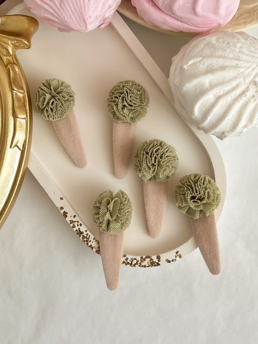 Clame „PomPom Velvet” — verde sage