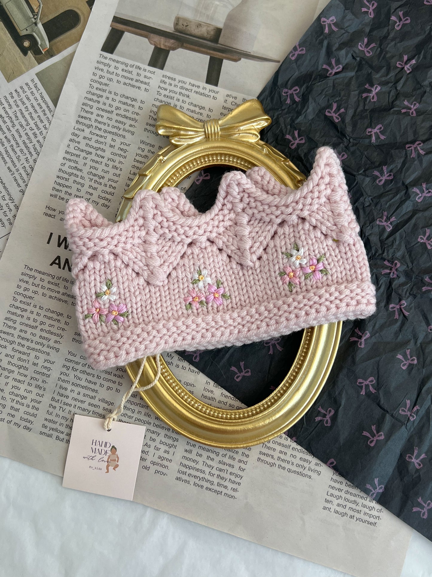 Bentiță tricotată manual tip Coroniță cu Broderie