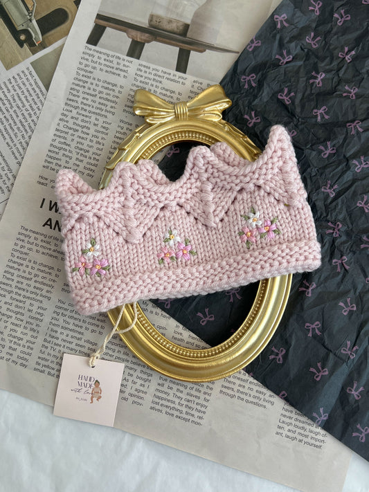 Bentiță tricotată manual tip Coroniță cu Broderie