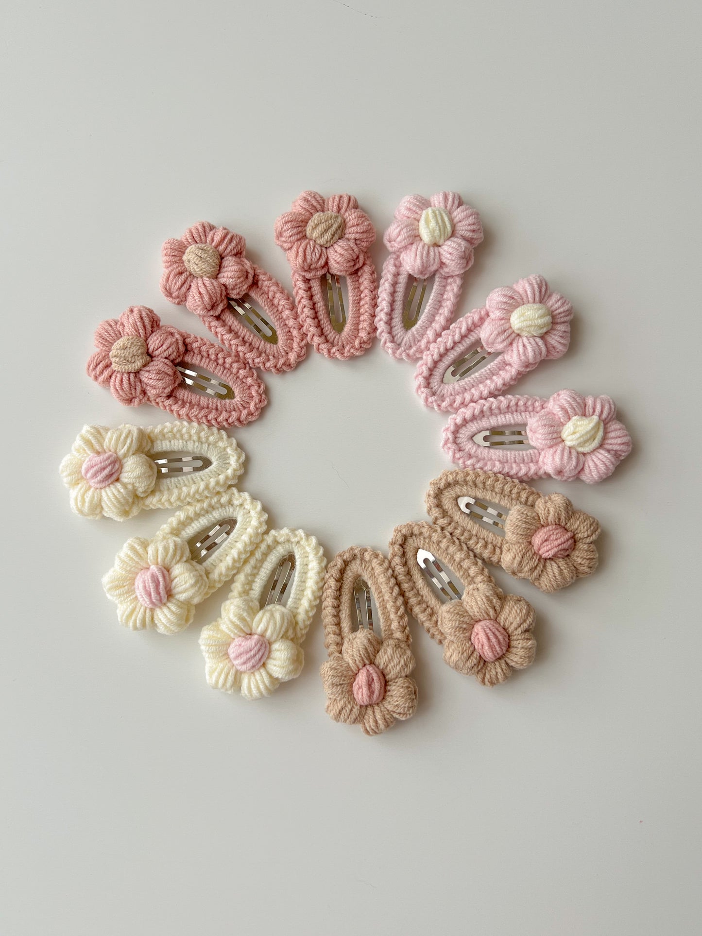 Clame croșetate - floricele pastelate