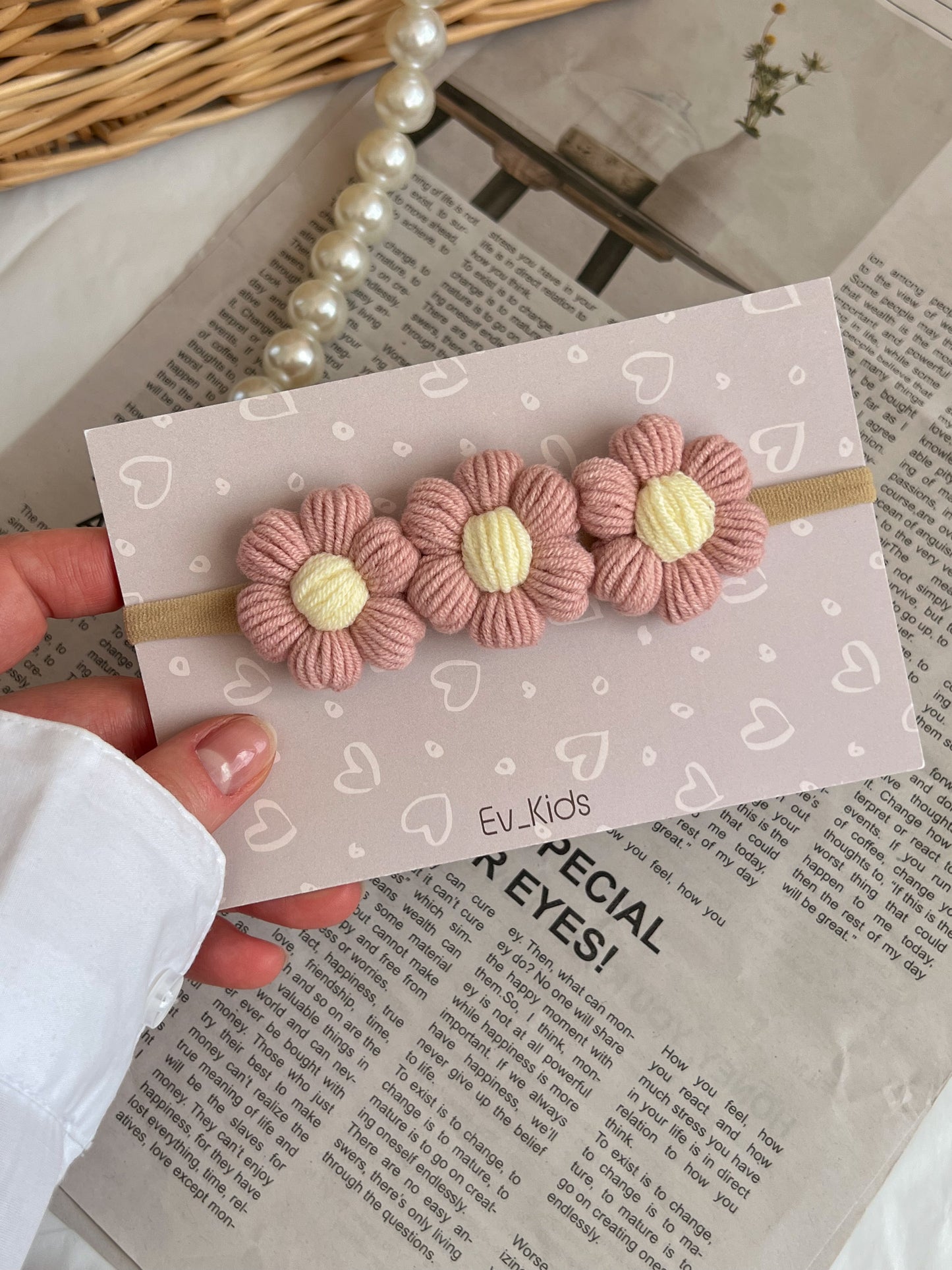 Bentiță pe elastic – Trei floricele crochet roz pudra