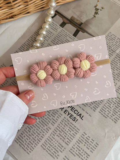 Bentiță pe elastic – Trei floricele crochet roz pudra