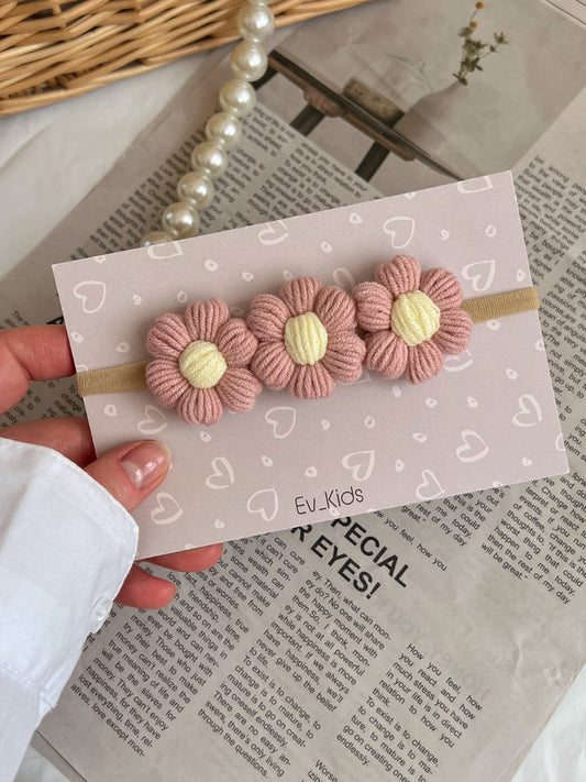 Bentiță pe elastic – Trei floricele crochet roz pudra