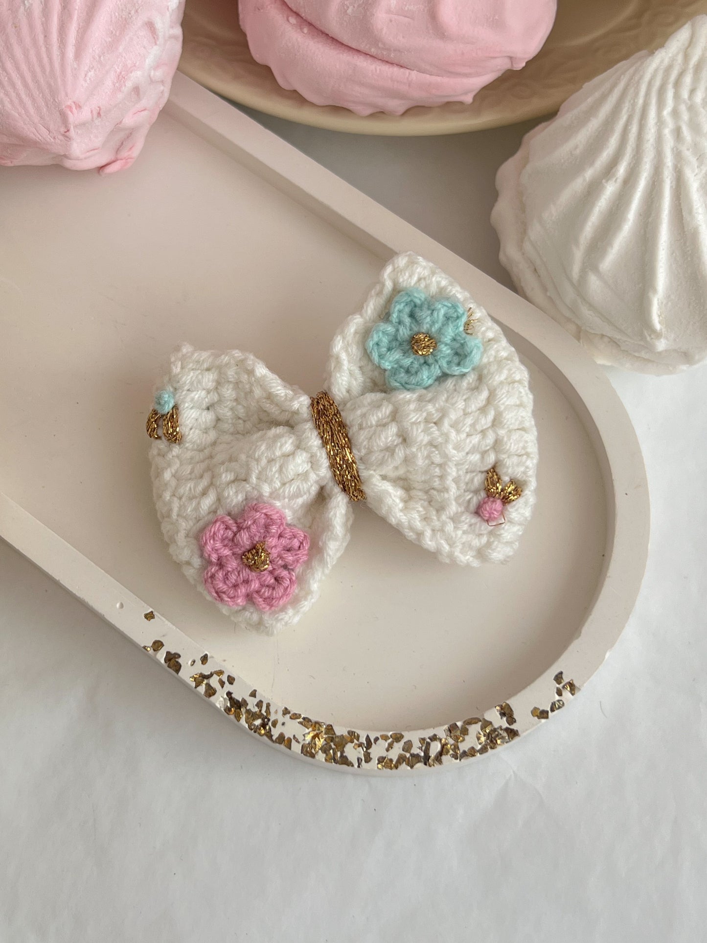 Blossom Bow — Agrafă Croșetată