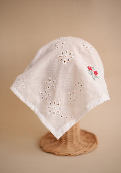 Batista cu broderie flori roșii