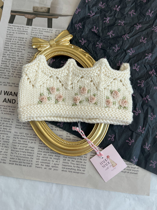 Bentiță tricotată manual tip Coroniță cu Broderie
