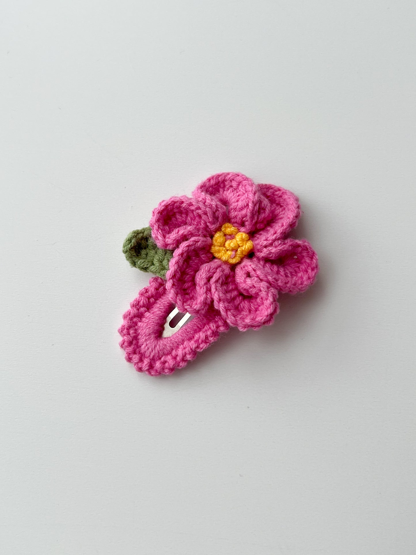 Clame croșetate - flori fucsia
