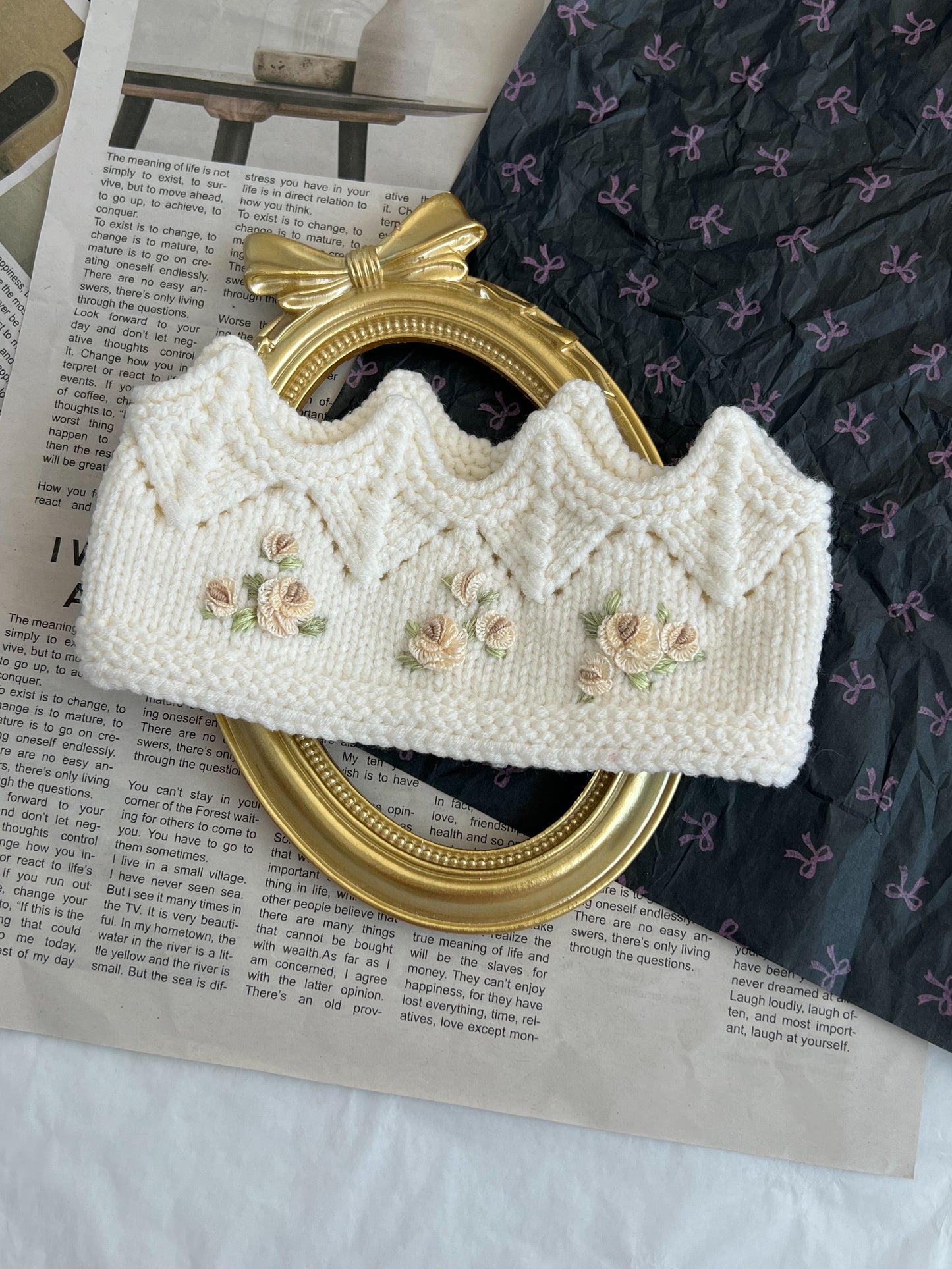 Bentiță tricotată manual tip Coroniță cu Broderie