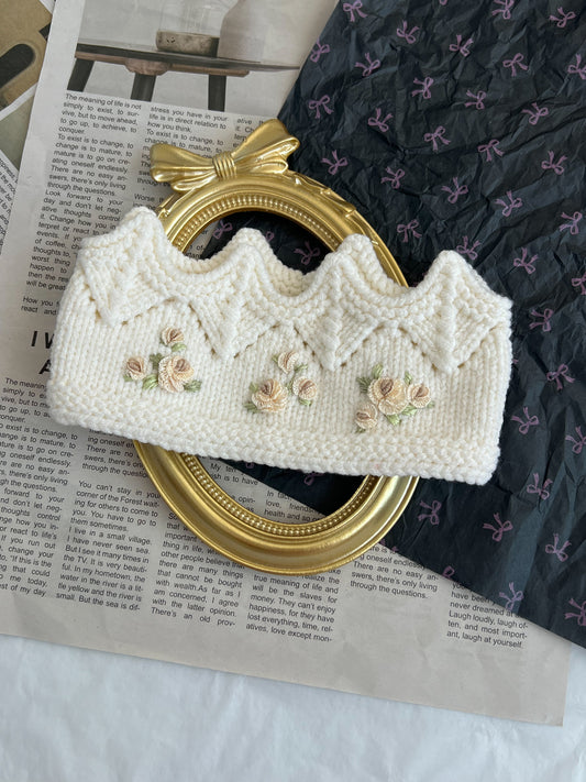Bentiță tricotată manual tip Coroniță cu Broderie