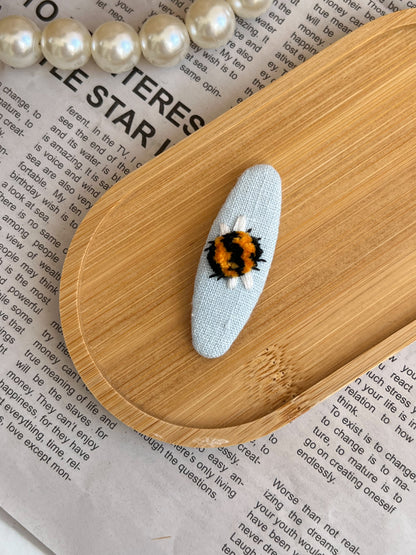 Clamă brodată «Blue Bee»