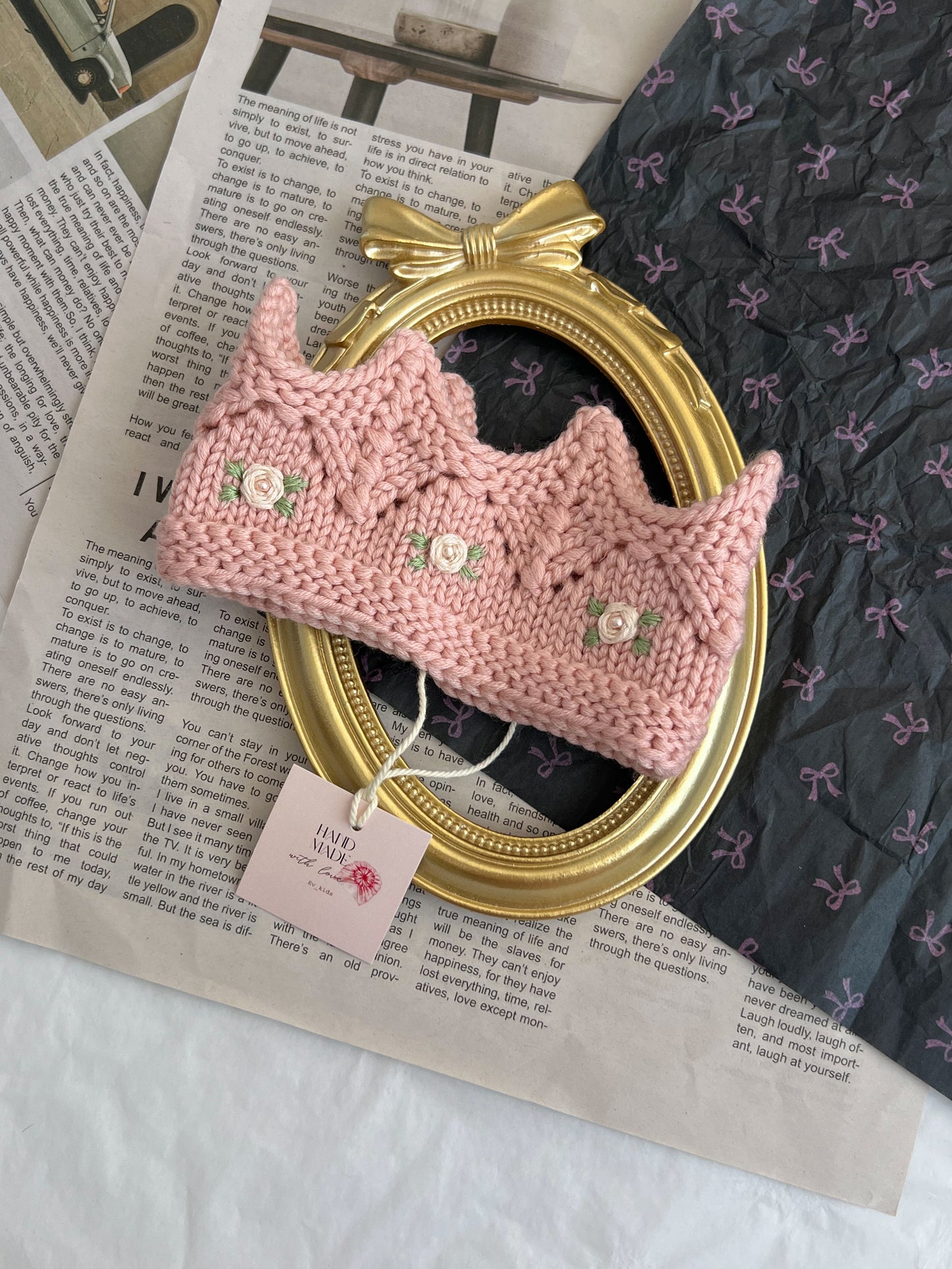 Bentiță tricotată manual tip Coroniță cu Broderie