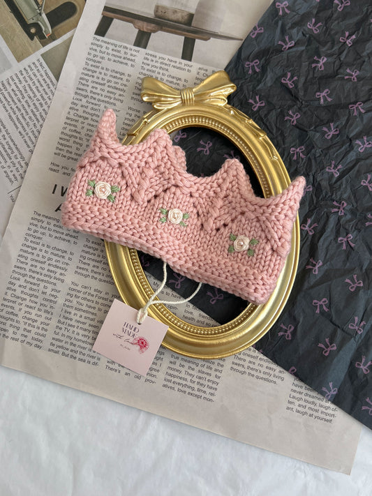 Bentiță tricotată manual tip Coroniță cu Broderie