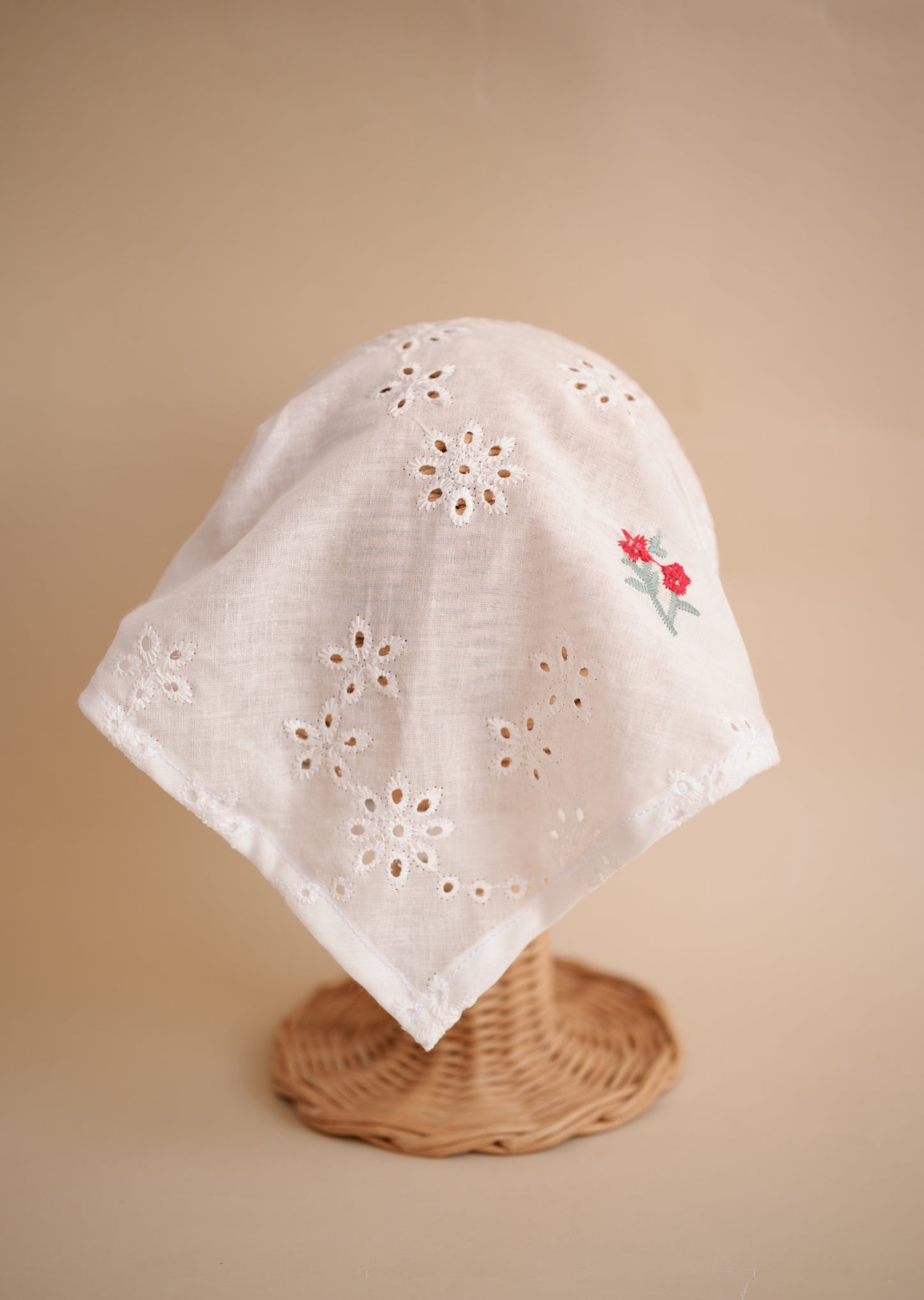 Batista cu broderie flori roșii
