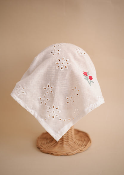 Batista cu broderie flori roșii