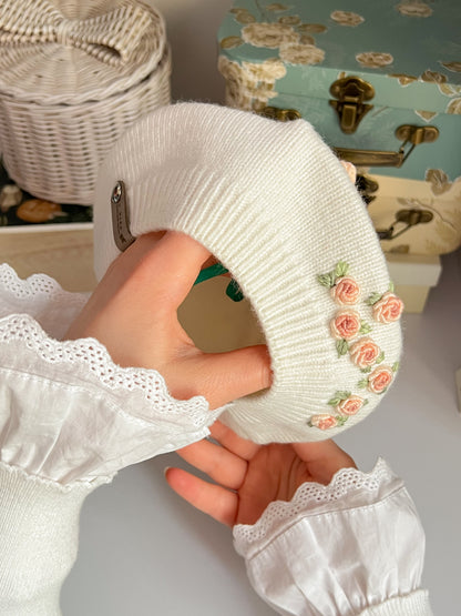 Bereta cu pompon si broderie