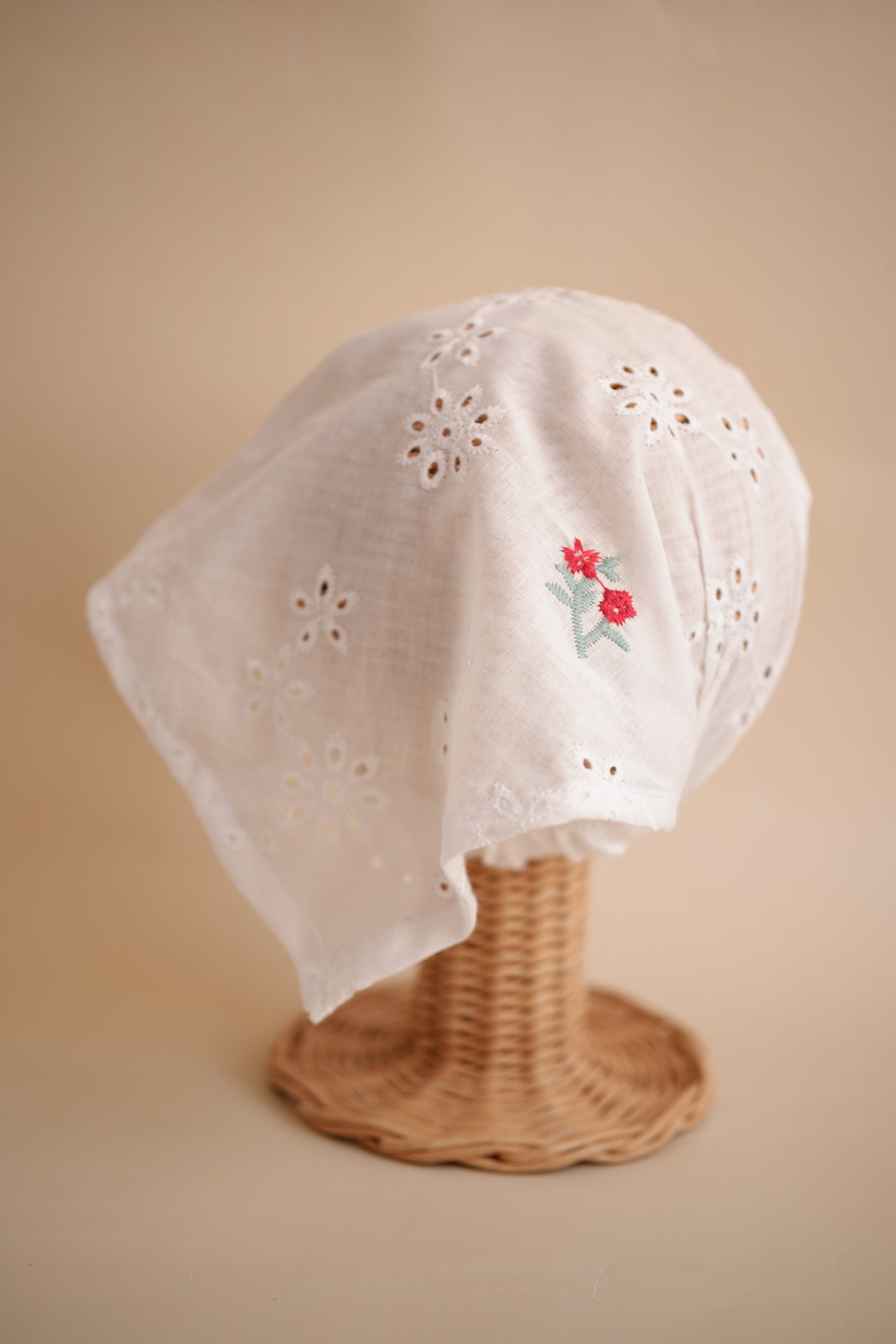 Batista cu broderie flori roșii