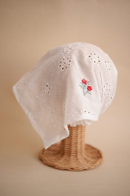 Batista cu broderie flori roșii