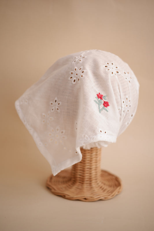 Batista cu broderie flori roșii