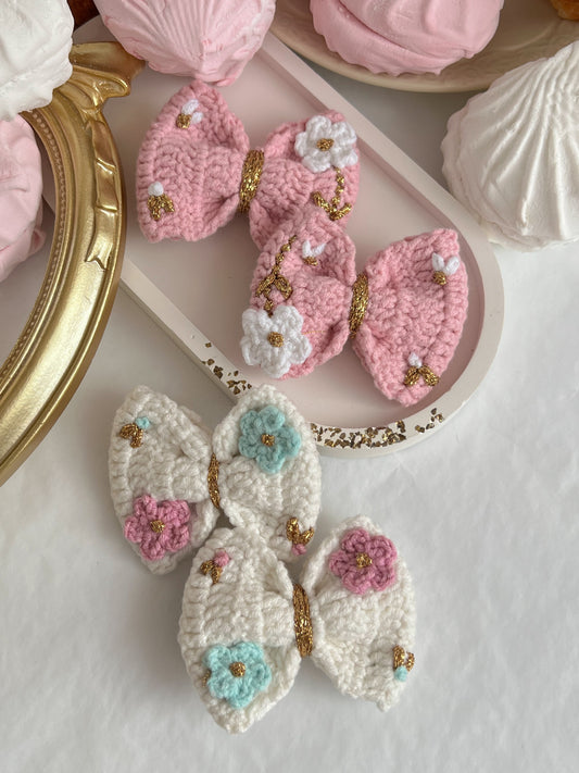 Blossom Bow — Agrafă Croșetată