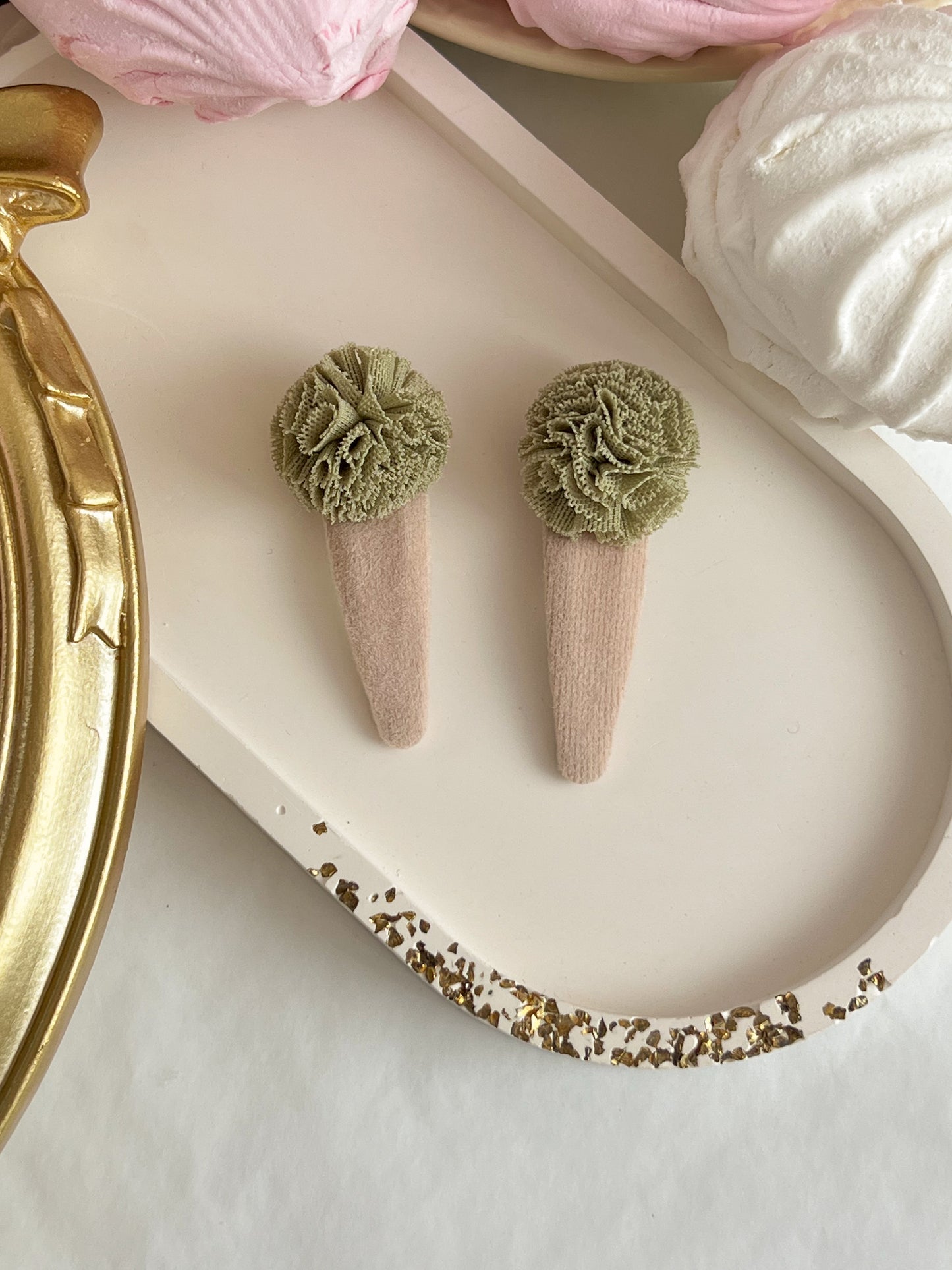Clame „PomPom Velvet” — verde sage
