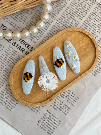 Clamă brodată «Blue Bee»