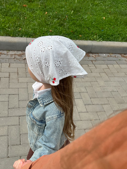 Batista cu broderie flori roșii
