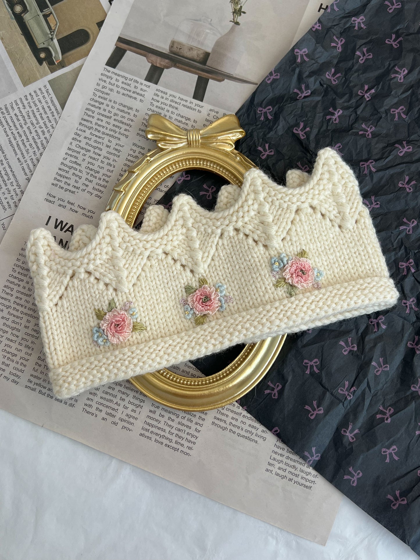 Bentiță tricotată manual tip Coroniță cu Broderie