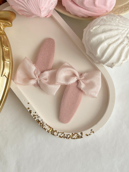 Clame „Silk Bow Grande” — roz pudrat