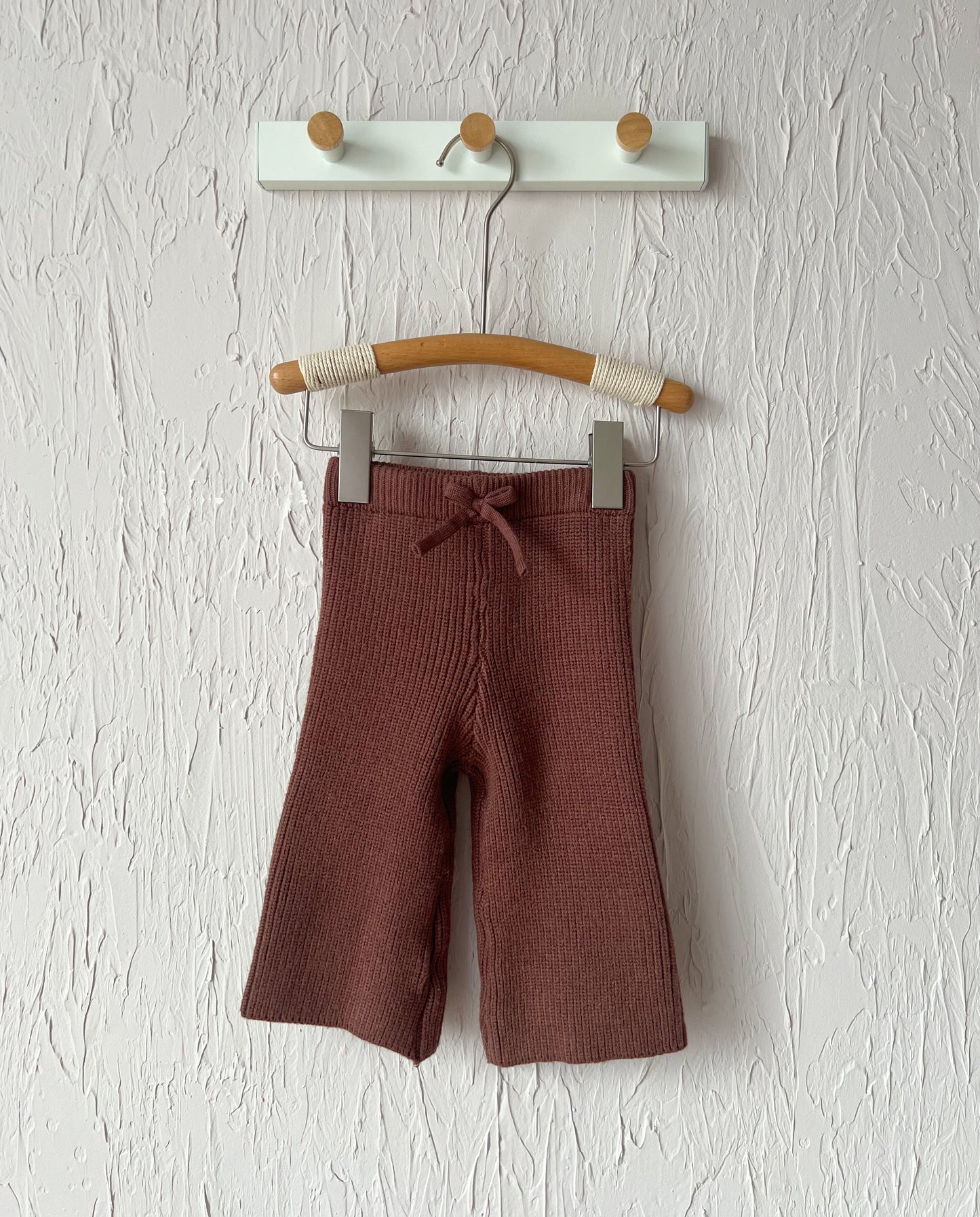 Pantalonii evazati maro 6-9 luni
