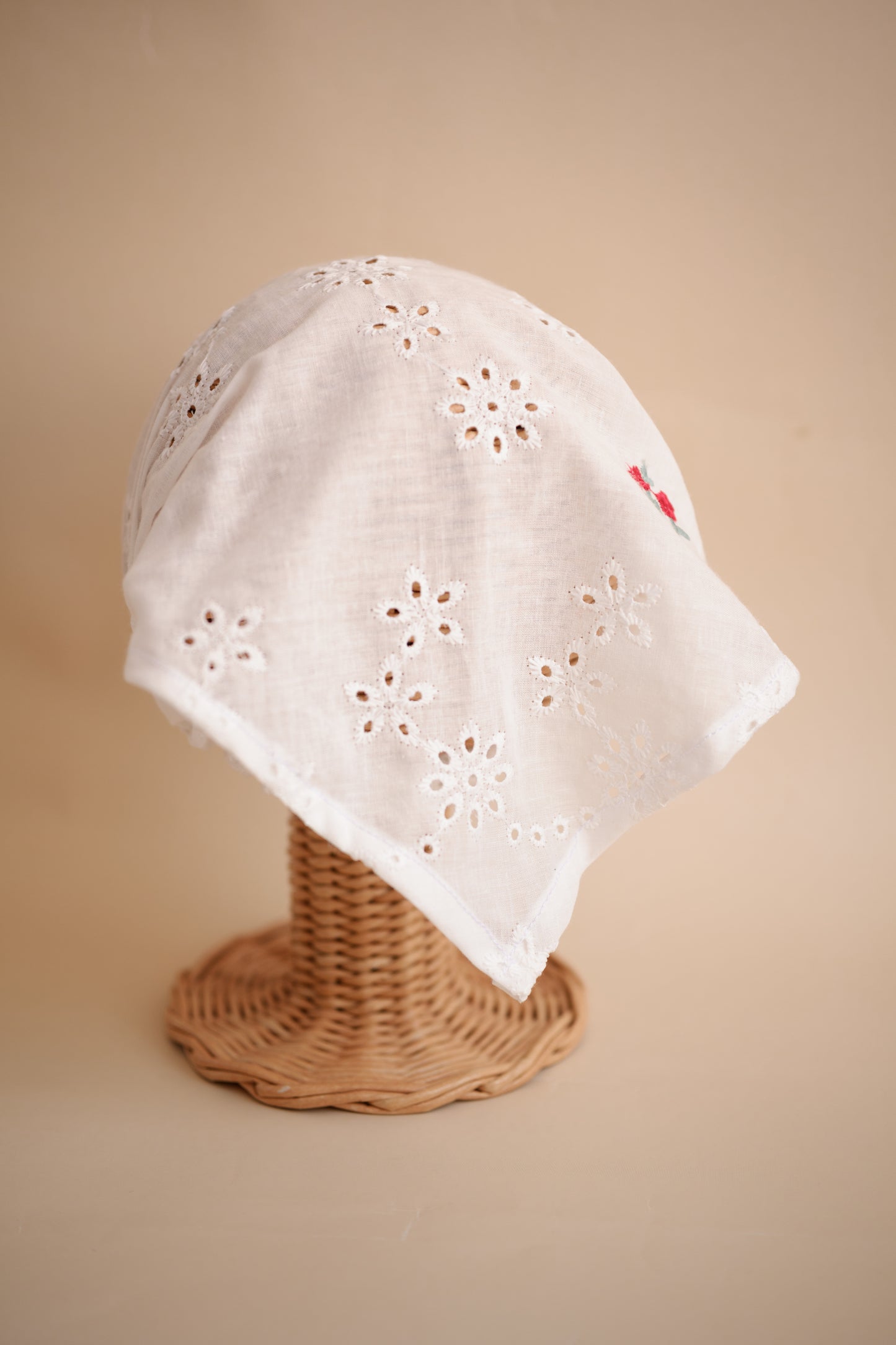 Batista cu broderie flori roșii