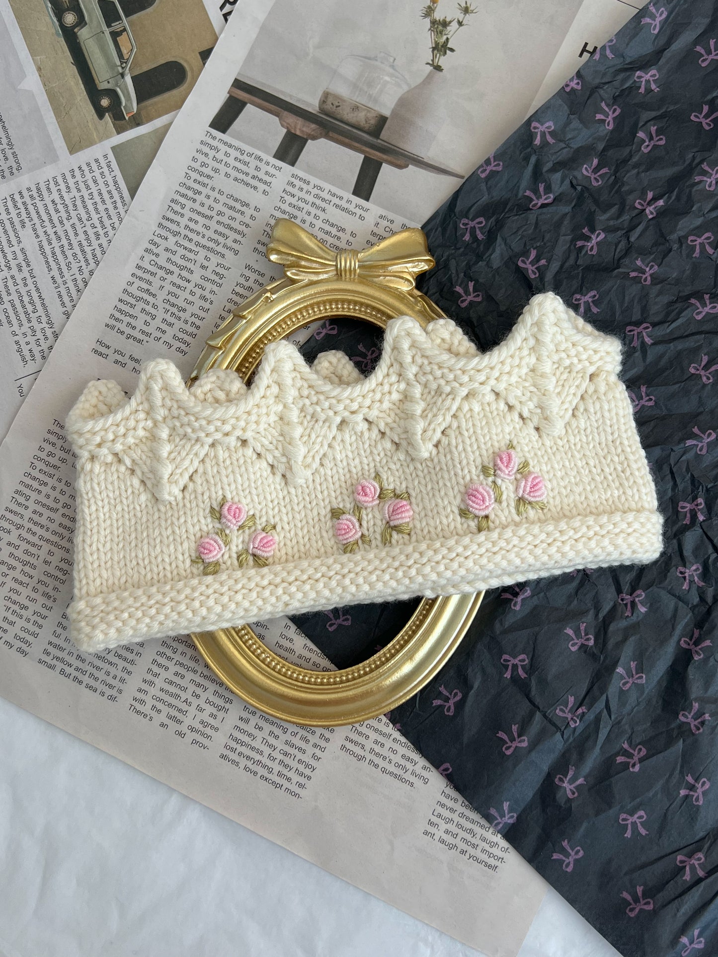 Bentiță tricotată manual tip Coroniță cu Broderie