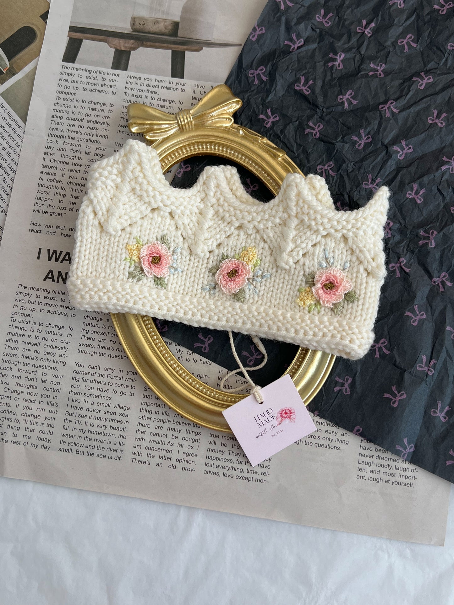 Bentiță tricotată manual tip Coroniță cu Broderie